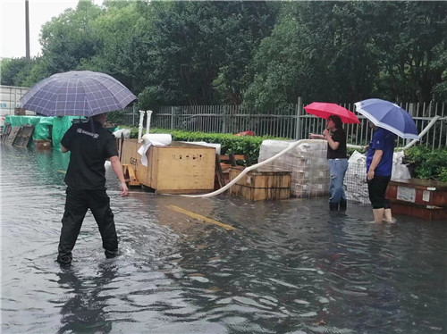 逆行守護(hù)，企福物業(yè)為客戶筑牢防汛“安全墻”